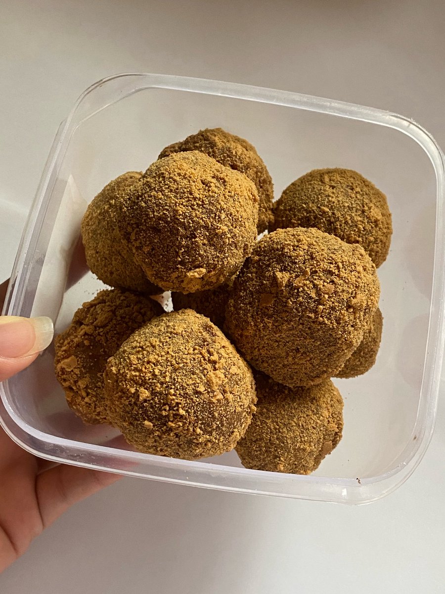 meguniiz's tweet photo. this is my dubai chewy cookie 🙂‍↕️ #foodtwt https://t.co/Fa8tWxzmwx
