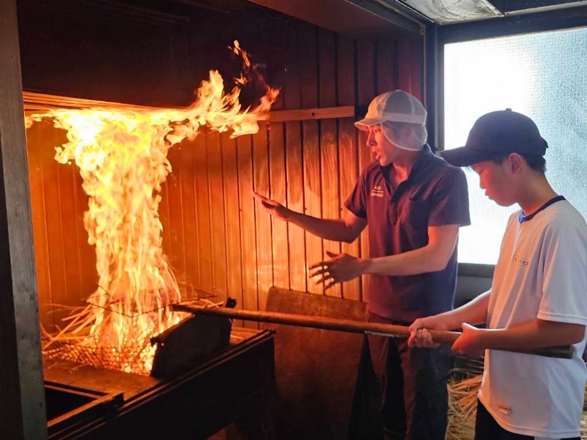 kawanao_yaizu's tweet photo. かつおの藁焼き体験
夏休み中は小中学生まで無料にします！

普通は見学するだけでも貴重な体験価値があるので小中学生も大人と同じ体験料金がかかります。夏休みの自由研究でかつおや焼津の水産業について調べる子もいるので参加しやすいように優遇します！

条件は↓ https://t.co/nDzK806dhb