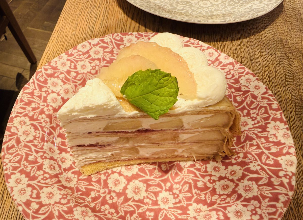 kasaco336's tweet photo. 白桃のミルクレープを食べてきた。昨年行けなかったのでリベンジできて嬉しい。おいしかった https://t.co/LDQ890wP1p