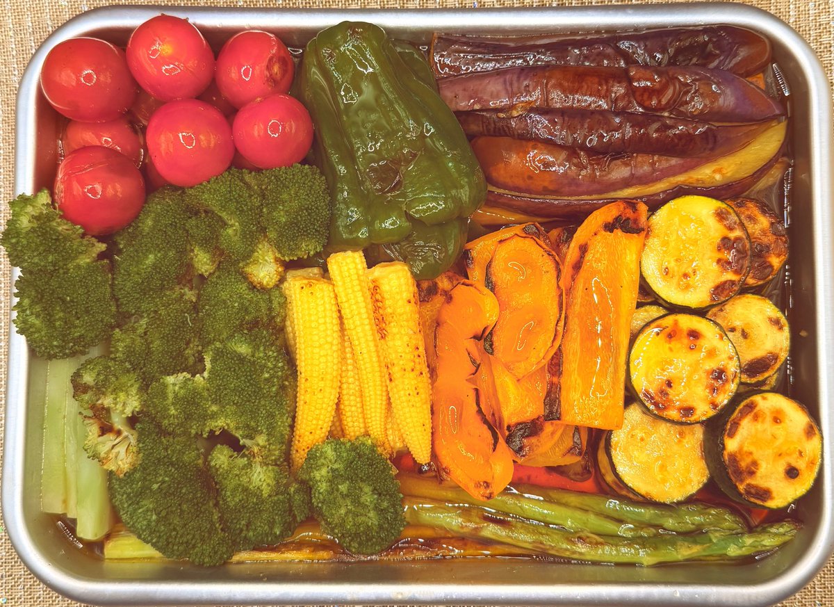 Suzuna_Nanase's tweet photo. 無心で野菜を刻み、焼き、漬ける
その繰り返し──

あとはこれを冷蔵庫に入れておけば
明日最強の冷菜が出来上がっているのです！！！✨✨
すごくリフレッシュになった😌 https://t.co/lLqrDYrieW