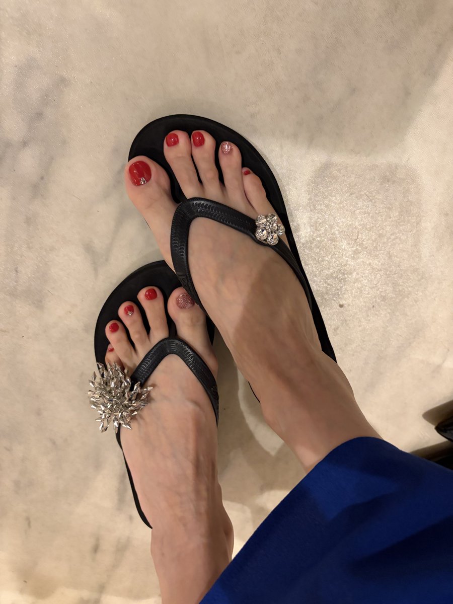 ao_walking's tweet photo. お疲れ様です🦶今日はaoの素足を🦶7月中に一回だけ海に泳ぎに行きました🌊浮き輪で浮いてるとき撮った写真が3枚目です！8月も行けるといいな😌 https://t.co/KyeNUOsnmu