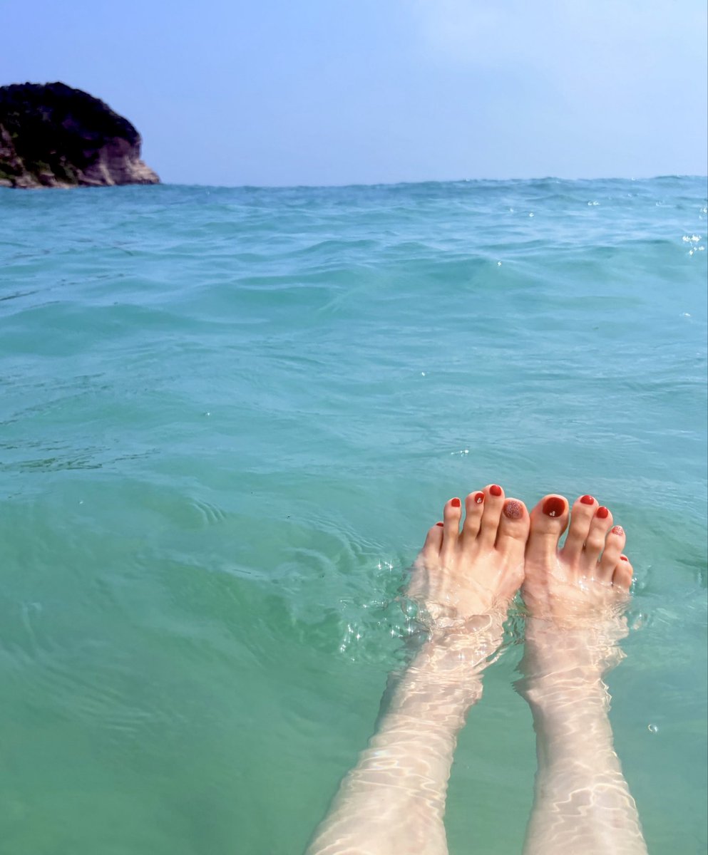 ao_walking's tweet photo. お疲れ様です🦶今日はaoの素足を🦶7月中に一回だけ海に泳ぎに行きました🌊浮き輪で浮いてるとき撮った写真が3枚目です！8月も行けるといいな😌 https://t.co/KyeNUOsnmu
