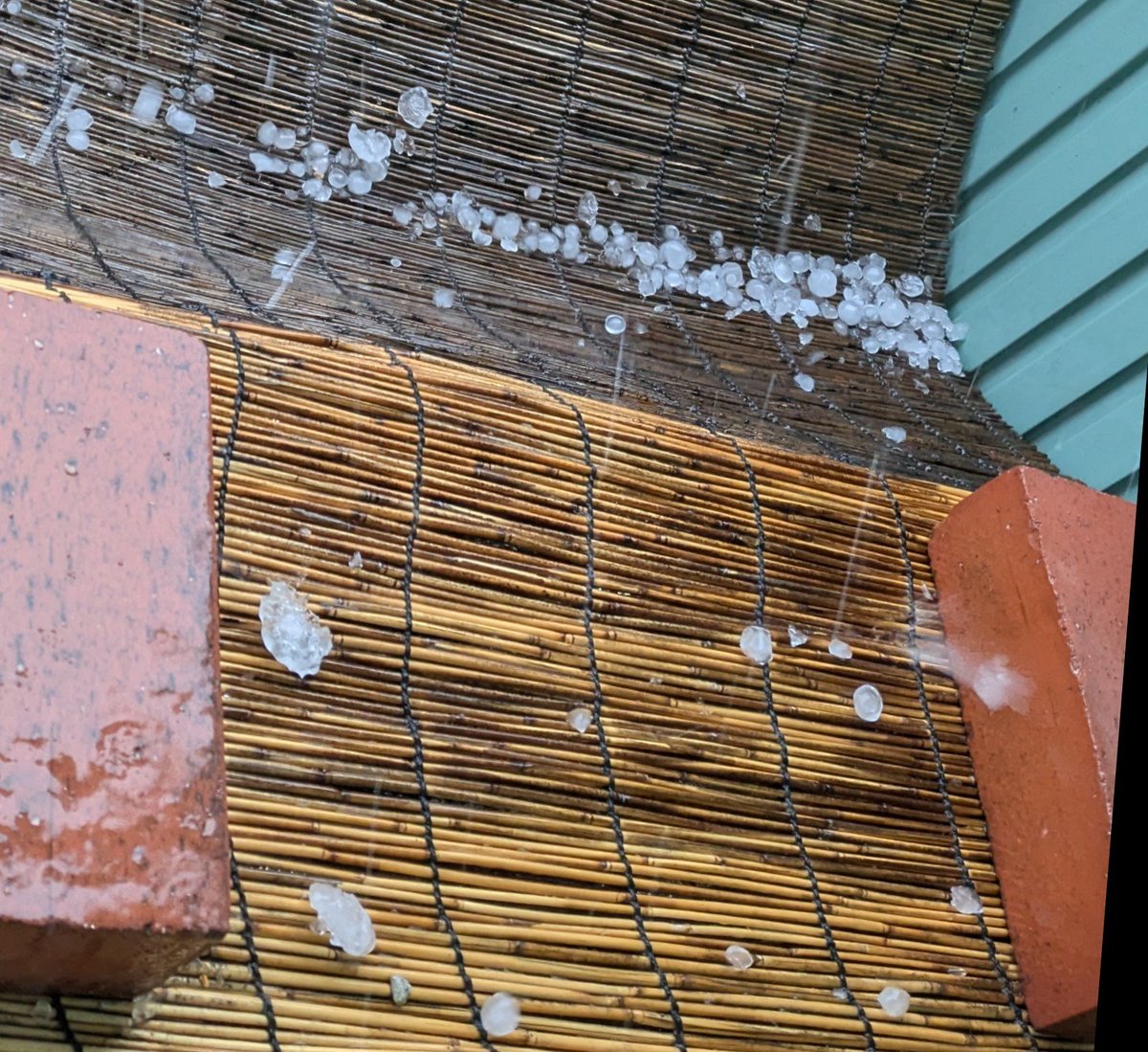 tongaribooby's tweet photo. ウヒョー！雹だ！
雷もすごいけど、静岡市街地で雹なんて…生まれて初めてこんなデカい(室外機の上のは4センチくらいか)雹を見たよ😅 https://t.co/nWRL97PYsm