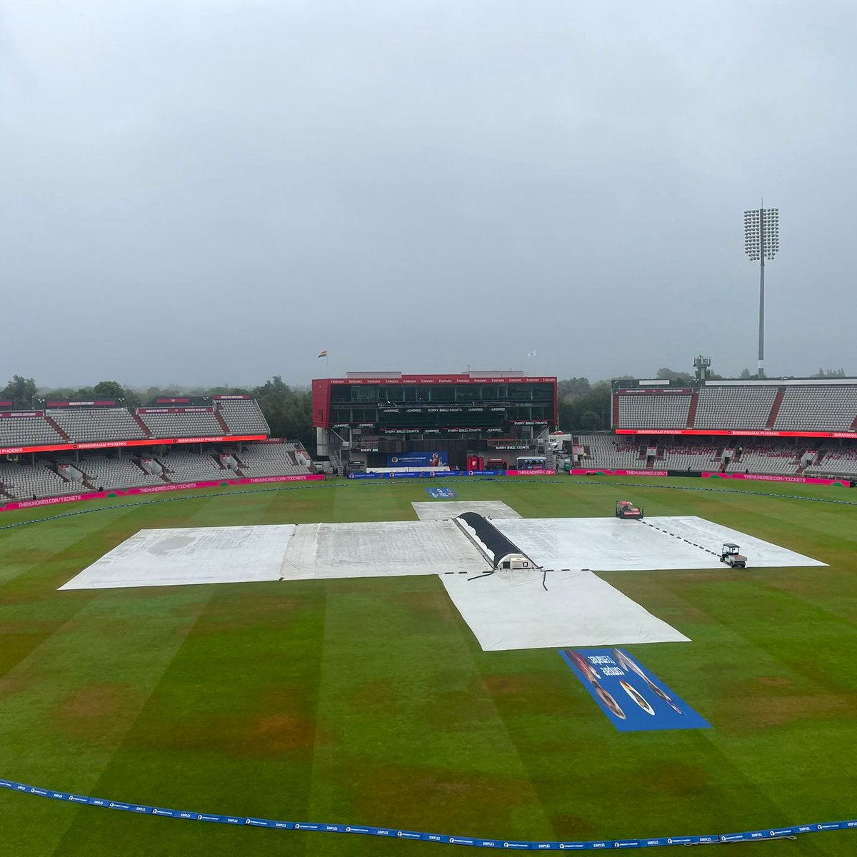 EmiratesOT's tweet photo. 🌦️ It's currently lightly raining @EmiratesOT ahead of today's fixtures in @thehundred, so our Prospects of Play page is now live.

Please note that any decision on the start time rests with today's match officials.

https://t.co/RnmVS1ZjMB https://t.co/12neMkz2mO