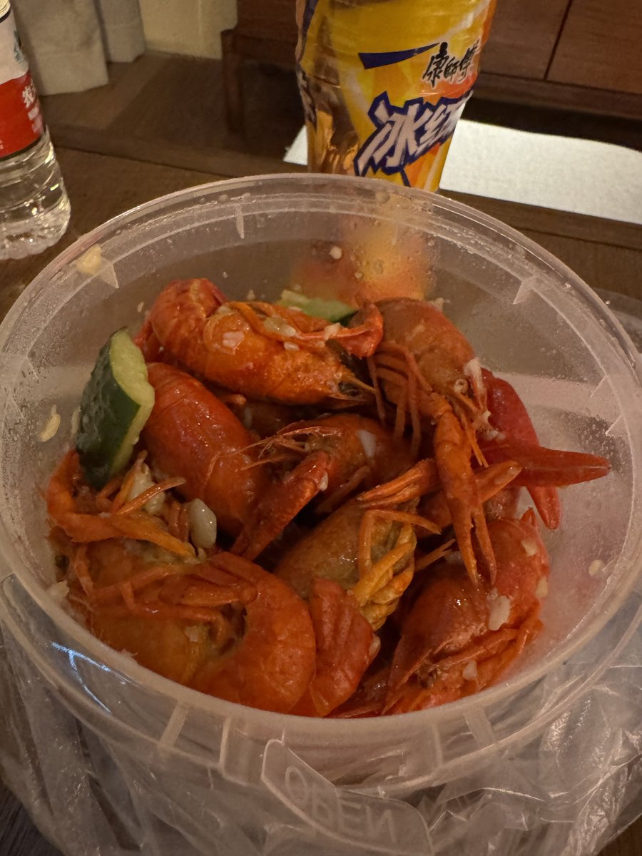 fmfmeee's tweet photo. 오늘은 중국마트 구경함 
젤리 과자 마구 집어 넣었는데 3불 ㅠㅠ 
마늘롱샤 너무 먹고 싶어서 손짓발짓해서 사옴 
맥주랑 미친사람처럼 뜯어먹음 개존맛 https://t.co/nJ27tUrtiP