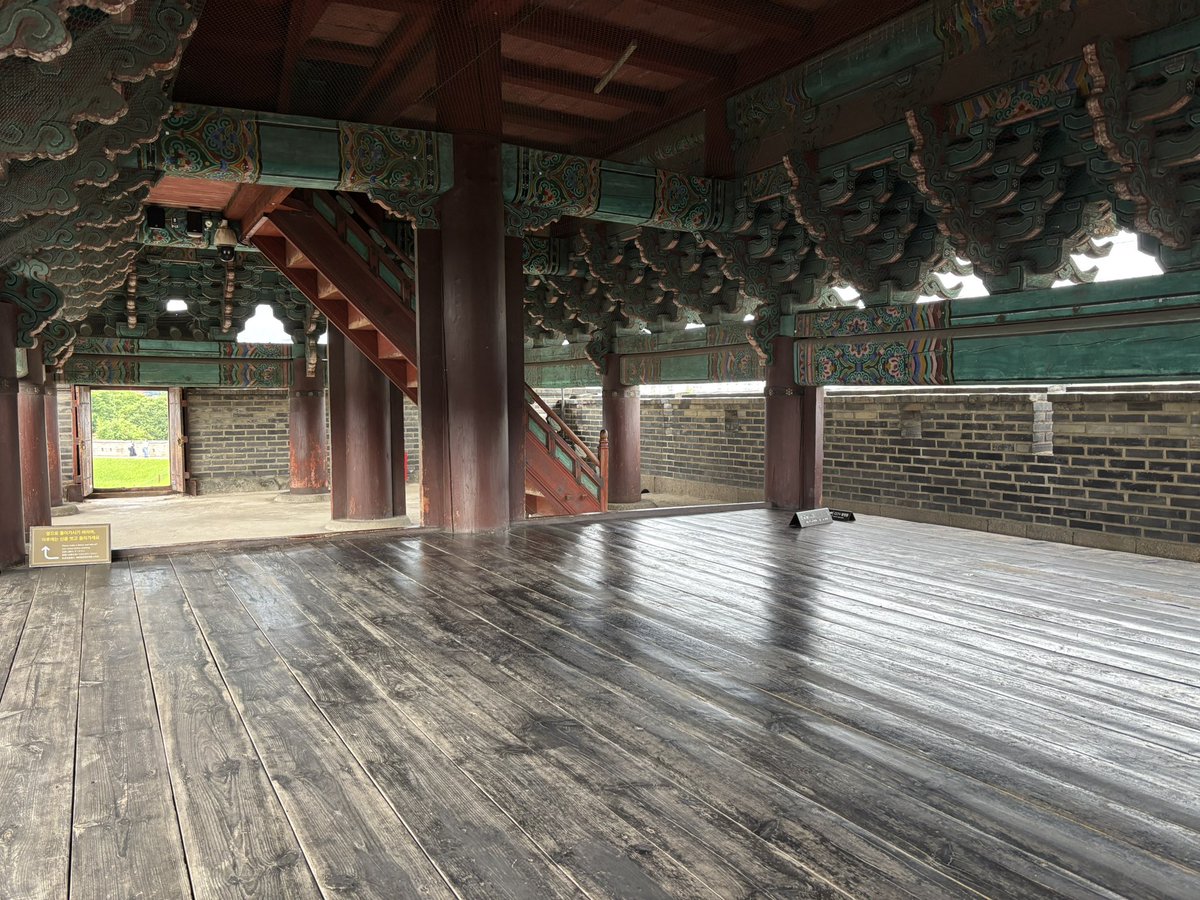 hato__popoo's tweet photo. 水原華城を散策。ソウルよりものんびりした空間が広がっていて好き。雨のせいで国弓体験ができなかったのだけが心残り。 https://t.co/taTL5OEOmq