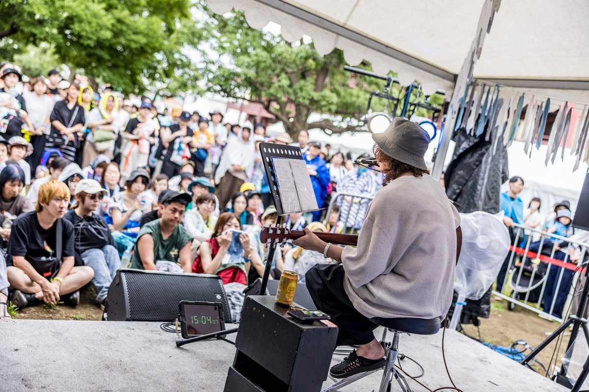 murofes's tweet photo. 【 #ムロフェス2026レポ 】

「ここに時間を使ってくれてありがとう」という千野ちゃんらしい挨拶からスタート。ムロフェス皆勤賞のGOOD ON THE REEL Vo.千野隆尋の弾き語りを見たくて集まった人がこんなにも大勢(袖にもたくさん🐾🇺🇸🕶)
伸びやかな歌声と叙情的な詞、愛らしい人柄が詰め込まれた、実に壮大かつ尊い瞬間だった。

pic @katada0326
#murofes