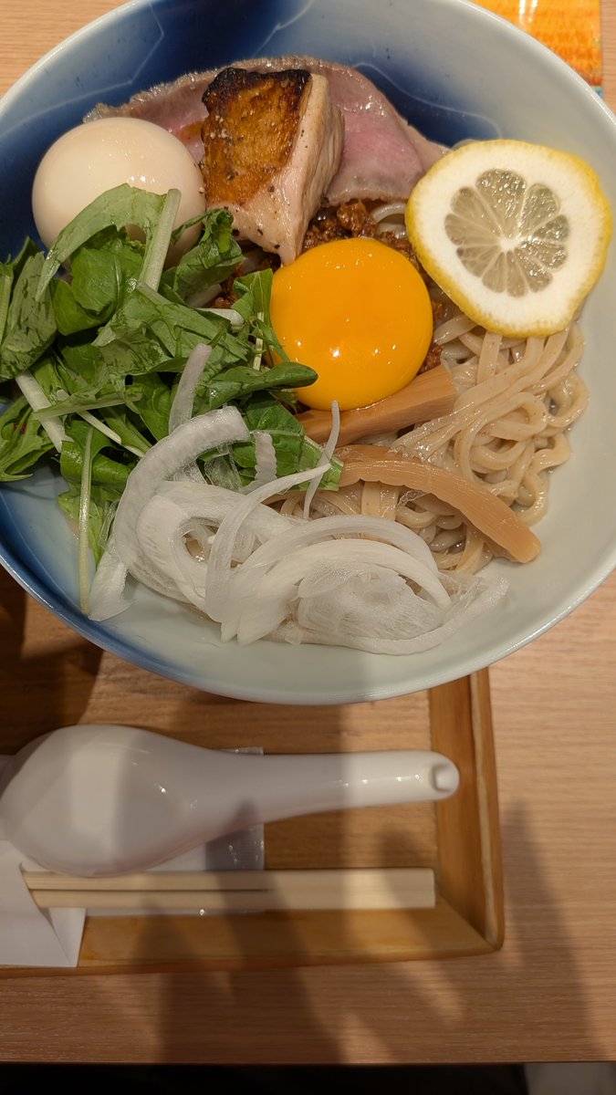 kayo_080's tweet photo. #うずとかみなり
はいつも行列店ではあるけど　予約して行ってるから　待たずにすぐたべられる。
#ラーメンWalkerキッチン
では、初めてほんとに並んで、席でも待ったから
「行列店体験」をした感じ✨

#山本忠信商店 の小麦+うずとかみなり、
いつもより大西さんの仕事が際立って、めちゃよかった❤️ https://t.co/wM63cXZu6j