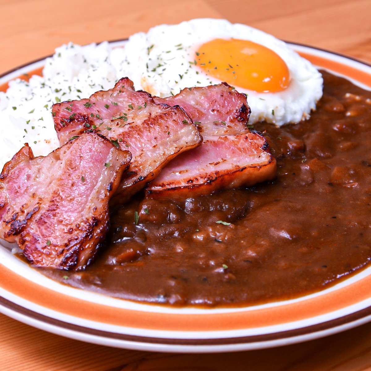 syk64's tweet photo. お昼は #ベーコンエッグカレー ！
こんなにカレーばっかり喰ってると、目方戻っちゃう🤣
 
#カレーライス #カレー #curry
#美味しい食卓 https://t.co/VAhMJ5GTz5