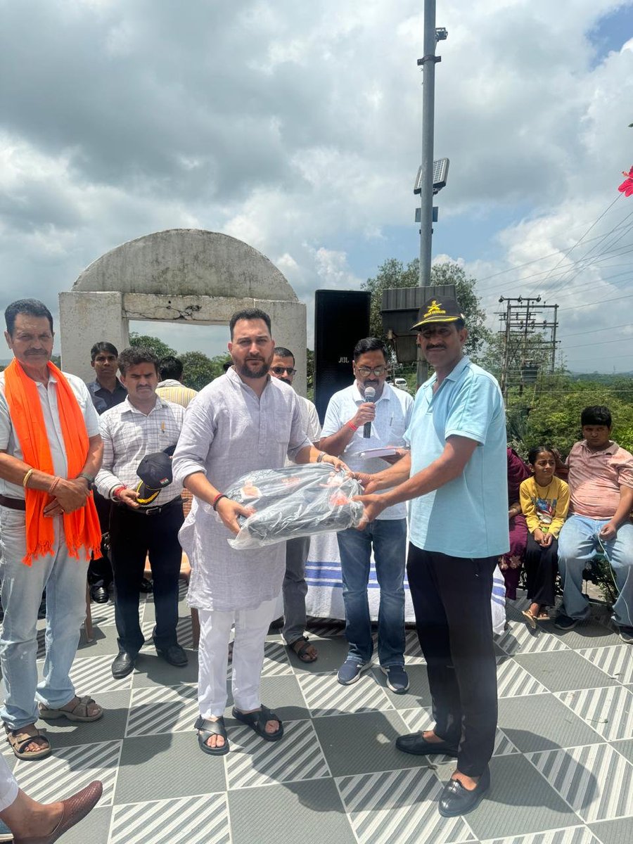 AshishSharmaHmr's tweet photo. आज कारगिल विजय दिवस के उपलक्ष्य पर भाजपा मंडल ग्रामीण हमीरपुर द्वारा शहीदी स्मारक भरनोट पर आयोजित कार्यक्रम में शामिल होकर देश के लिए अपना सर्वोच्च बलिदान देने वाले वीर जवानों को नमन कर श्रद्धासुमन अर्पित किए। साथ ही देश रक्षा में अपनी अमूल्य सेवाएं देने वाले पूर्व सैनिकों, वीर नारियों और सैन्य परिवारों को सम्मानित किया। इसके साथ ही एक पेड़ मां के नाम अभियान के तहत पौधरोपण भी किया। 

जय श्री राम 🚩 
हर-हर महादेव 🚩

#MLA_हमीरपुर #AshishSharma #BJPHamirpur

#KargilVijayDiwas