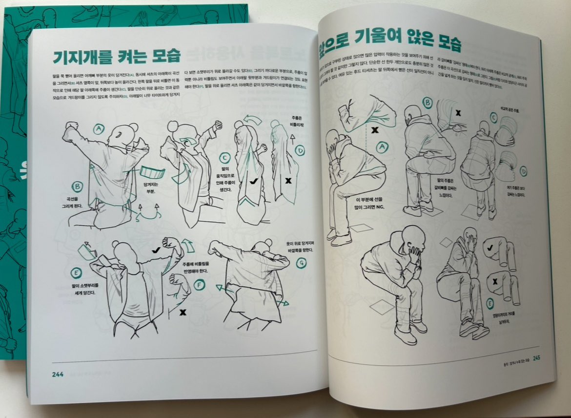 redyajasu's tweet photo. 📚톰폭스의 옷을 입은 캐릭터 드로잉
책 한권으로 지겨운 주름을 끝낼 수 있다면? 이전에도 뛰어난 인체 드로잉으로 추천드린적 있는 톰 폭스 작가의 신간입니다. 이번 도서는 「옷주름」으로만 책이 구성되어있는데요, 두껍고 알찬 한권에 정~말 다양한,역동적인 동작에서 볼 수 있는 옷 주름과, 표현 방법, 각 의류의 특징이 정말 상세하게 나와있습니다. 
그림 그리시는 모든 분들께 도움이 되겠지만 특히 
다양한 상황표현이 나오는 커뮤러나, 웹툰 그리시는 분들께 도움이 많이 될것 같다는 생각이 들었어요. 
그만큼 옷주름에 대한 정보들로 꽉찬 한권입니다. 
저자의 말대로 이 책은 현재 수준에 상관 없이 이미 알고 있는 방법부터 시작해 주름을 그리는 것 부터 시작하고, 그 그림을 책에서 다루는 가이드와 함께 조정해서 배우는 과정을 다룹니다. 노련한 선배가 이끌어주는 느낌처럼 내용이 초보자 분들께도 쉽게 다가갈 수 있도록 서술 되어 있어요. (1/2)