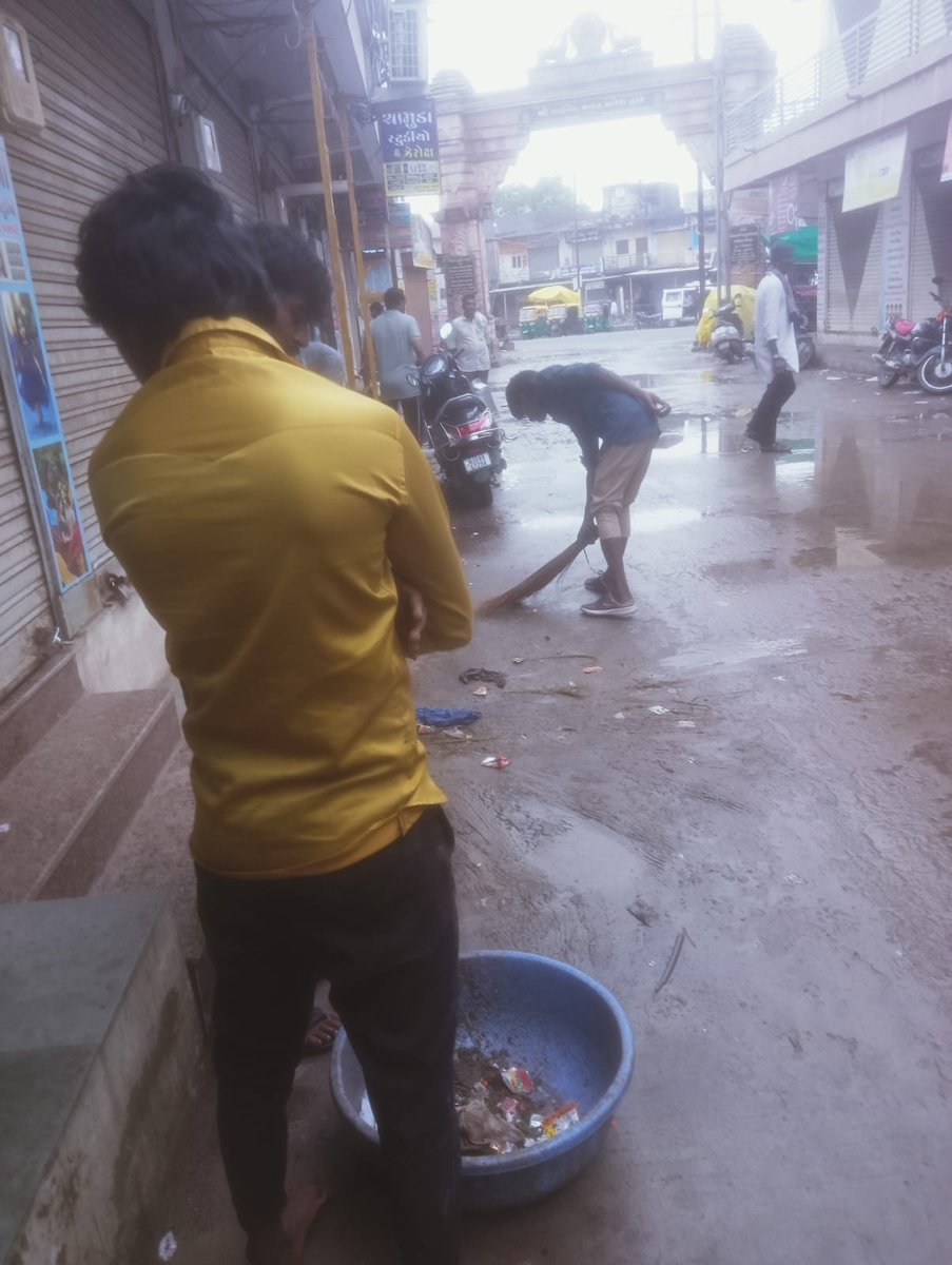 BhabharNP's tweet photo. ભાભર નગરપાલિકા વિસ્તારમાં ભારે વરસાદ પડ્યા બાદ નગરપાલિકા વિસ્તારમાં સફાઈ કામગીરી તથા જંતુનાશક દવાનો છંટકાવ કરવામાં આવ્યો. https://t.co/i8xCd59HI0