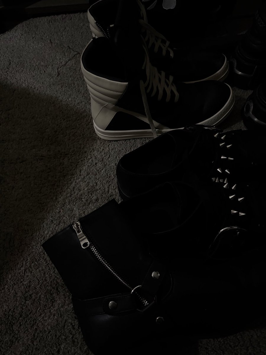 x12345848's tweet photo. @pierceupmyheart u see da shoes? https://t.co/SeHMqe5Qfl