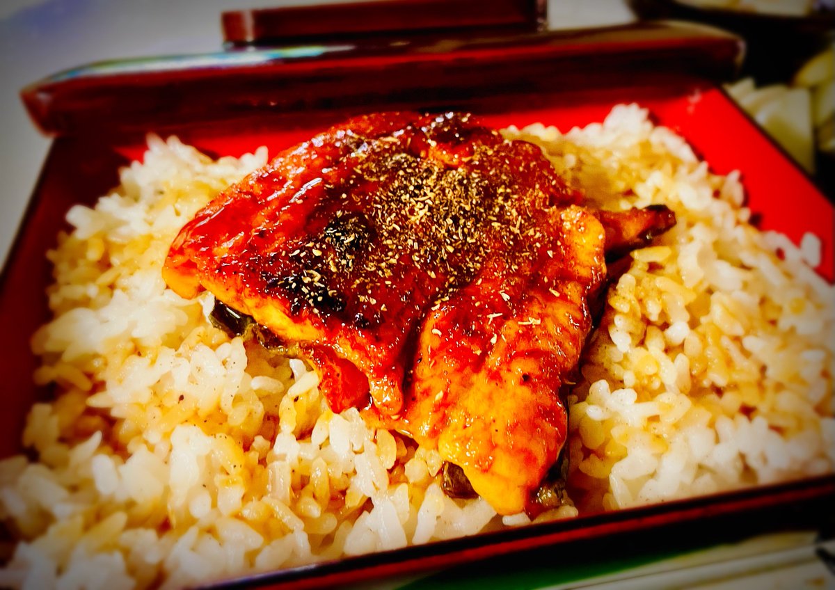 newtownmaker's tweet photo. 今日は土用の丑！

やっぱり、うなぎだよね！1つは「鰻重」と1つは「わさび醤油」でさっぱりいただきます(*´༥`*)ｳﾏｳﾏ https://t.co/Krqhll4nlH