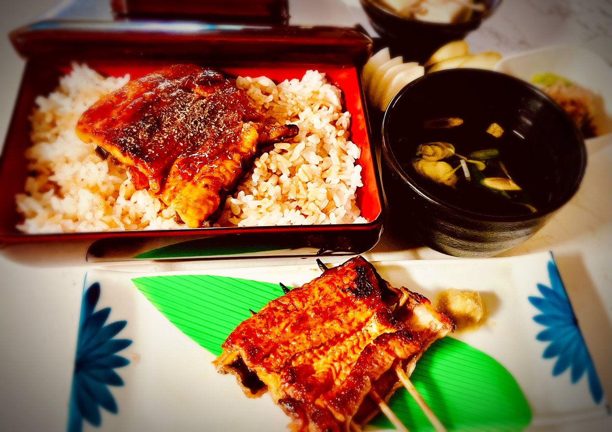 newtownmaker's tweet photo. 今日は土用の丑！

やっぱり、うなぎだよね！1つは「鰻重」と1つは「わさび醤油」でさっぱりいただきます(*´༥`*)ｳﾏｳﾏ https://t.co/Krqhll4nlH