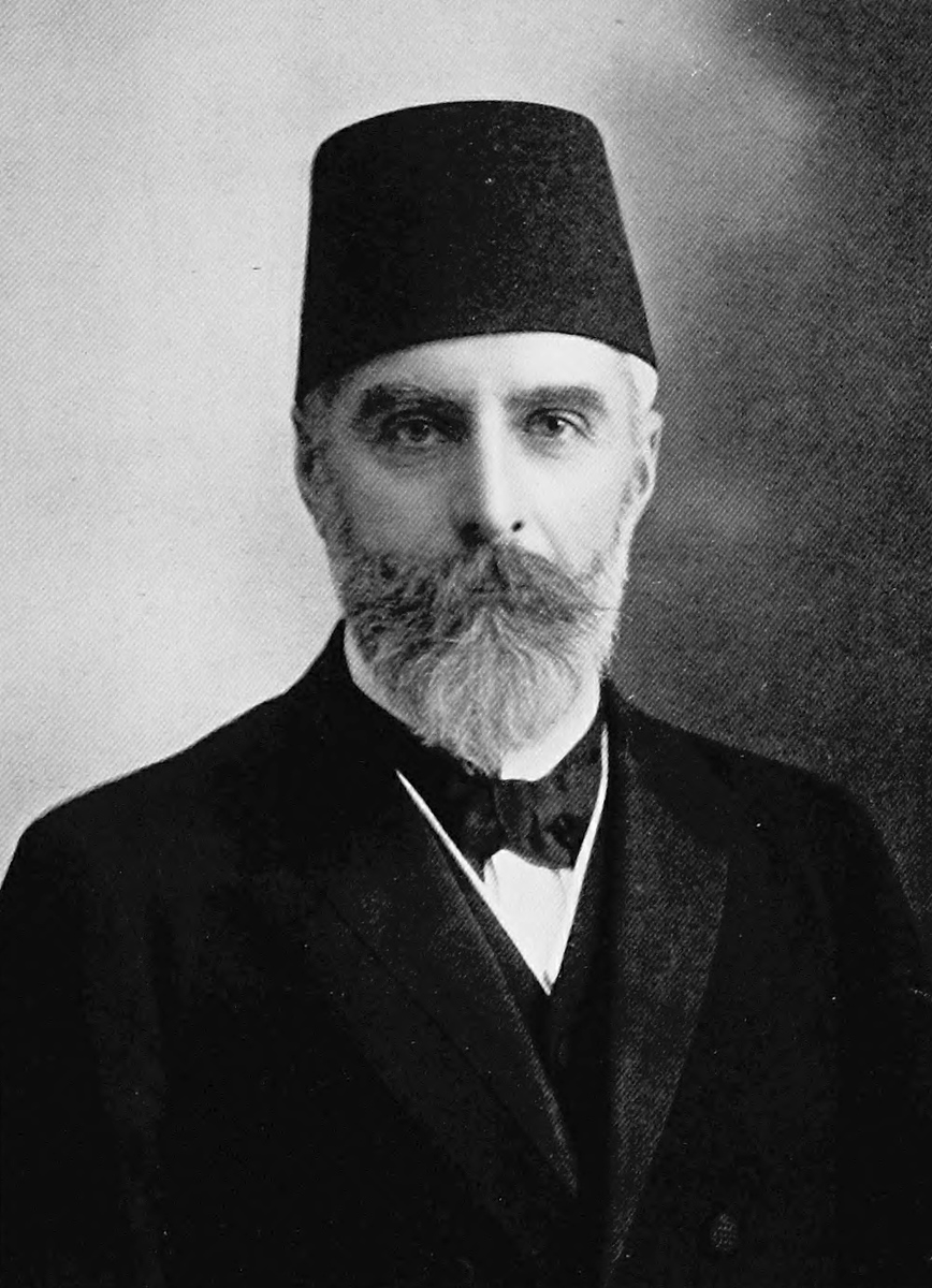 lordsinov's tweet photo. Vaktiyle bir Ahmet Rıza Bey vardı. Sultan Hamit istibdatına karşı hürriyet savunurdu. Ömrünün bir bölümünü bu uğurda gurbette geçirdi. İttihat ve Terakki'nin kuruluşunda yer aldı. 

Günün sonunda mücadele başarıya erişti. 2. Meşrutiyet ilan edildi. Ahmet Rıza büyük bir hürriyet kahramanı olarak vatana döndü. Hürriyetçilerin babası namıyla, görkemli bir törenle karşılandı. Açılan meclisin başkanı seçildi.

Sonra, İttihatçılarla arası açıldı. 1918'de vatan işgal edildiğinde, İttihatçılar mücadele için ayaklanırken hırsına yenik düştü. Nefsini ön planda tuttu. Milli Mücadele örgütlemek için kurulması planlanan hükümete karşı Vahdettin'in safında yer aldı.

Mücadeleci hükümeti düşürüp Damat Ferit'e yol açacak kararları, anayasaya aykırı olmasına rağmen savundu. Karşılığında Vahdettin tarafından Ayan Meclisi başkanlığına atandı. 

Hürriyetçilerin babası olarak çıktığı yolda Vahdettin'in sığıntısı halini aldı.

Daha sonra, yolunu açtığı Damat Ferit'le de ters düştü. Vatanseverler Anadolu'da mücadele ederken o, Paris'e gitmeyi tercih etti. Daha sonra oralarda mücadele lehinde bazı adımlar attı.

Cumhuriyet kurulduğunda tüm itibarı neredeyse yok olmuştu. İnkılaplar devrinde hiç sözü geçmedi. 26 Şubat 1930'da öldü.

Ahmet Rıza, bir örnektir. İbretle bakmasını bilene...