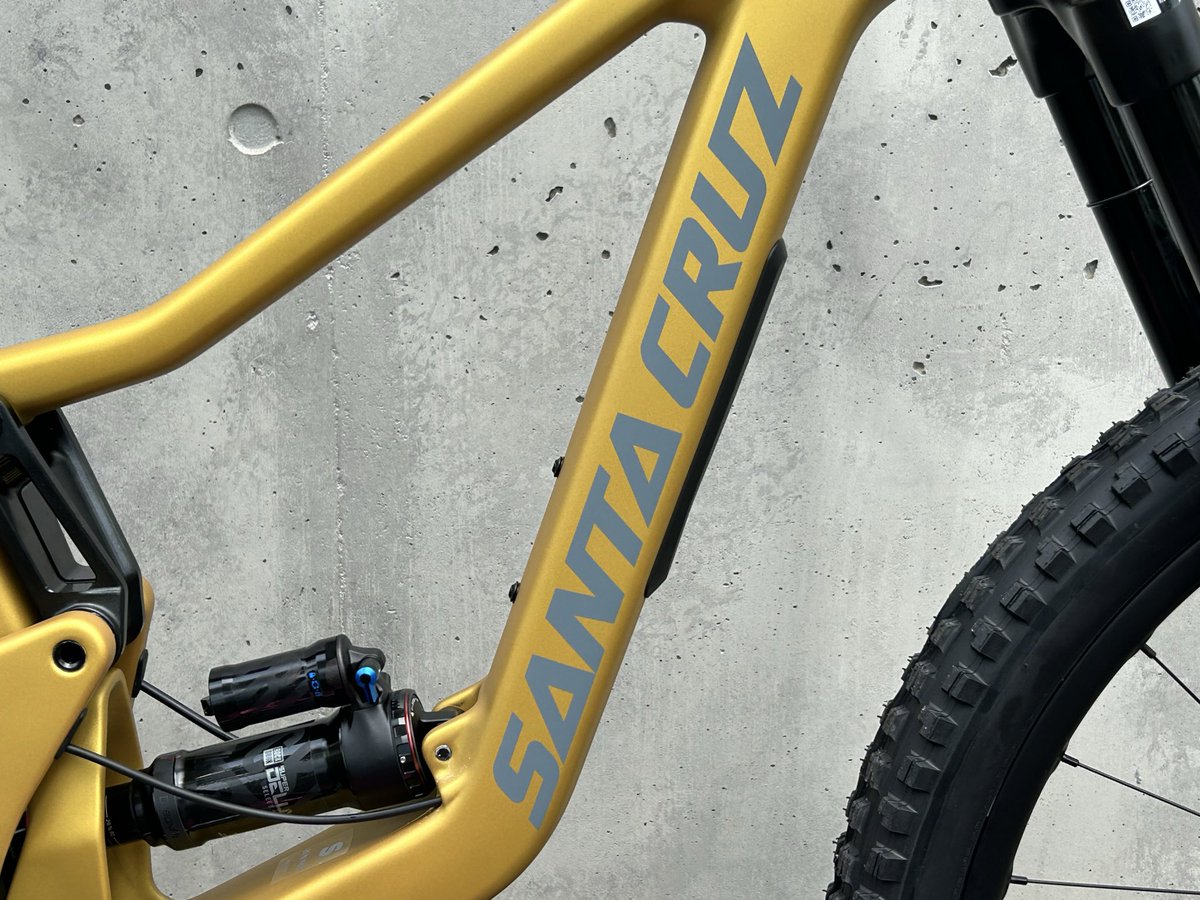 小学6年生の遥先生にSANTACRUZ BRONSON 納車させて頂きました。 小学6