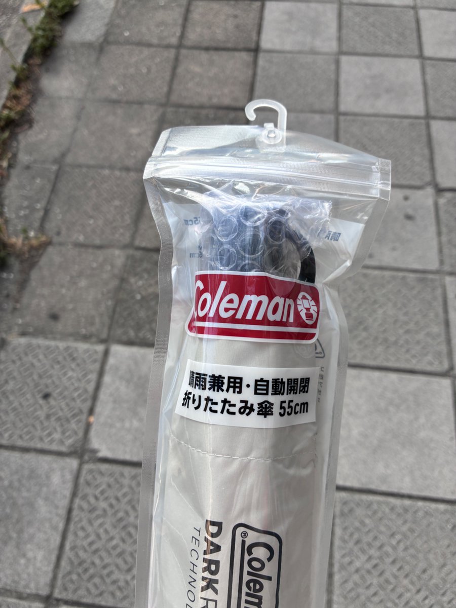 F9XwvQ's tweet photo. 余りにも暑いのでローソンでColemanの日傘を買った https://t.co/vqjusZS20v