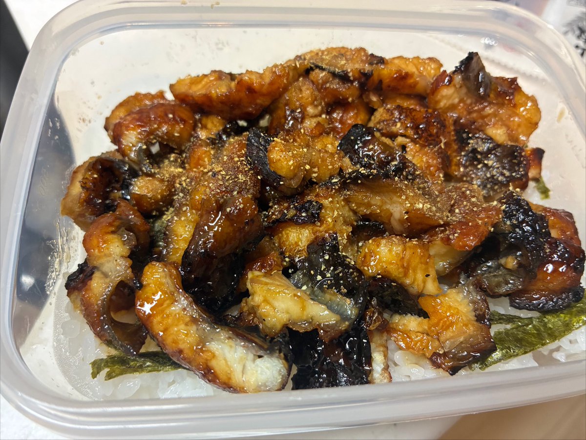 fjk_22's tweet photo. 土用の丑の日〜
中国産だけど洗って蒸して皮目から焼くと全然うまい😋
うなぎ1匹で3日分お弁当になる笑 https://t.co/1S88We6R8T