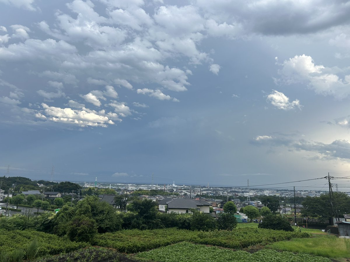 uk_ki's tweet photo. 雨雲が斬られたかのような空 https://t.co/CUIZSY6sHR