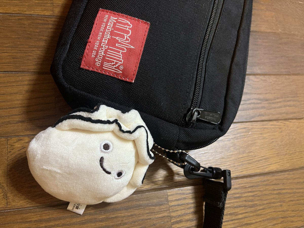 ojyou6366's tweet photo. 牡蠣ぬいぐるみをバッグに付けてたら
お店の人に「カキですか？」って聞かれて
意味わからずポカーンとしてしまった😅
ツレが「牡蠣です」って言ってくれて、お店の人も「牡蠣ですよね！」って笑ってて😁
可愛いし触るともちもちで良き🦪
#カキぬい #牡蠣ぬいぐるみMC https://t.co/LoBAQdQl10
