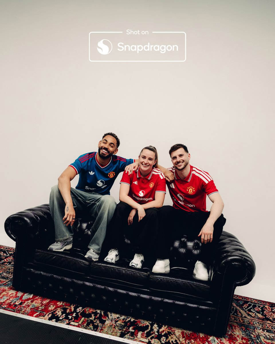 ManUtdWomen's tweet photo. The United family ❤️💙

🤳 @Snapdragon x #ShotOnSnapdragon https://t.co/ZxlT7xOSt2