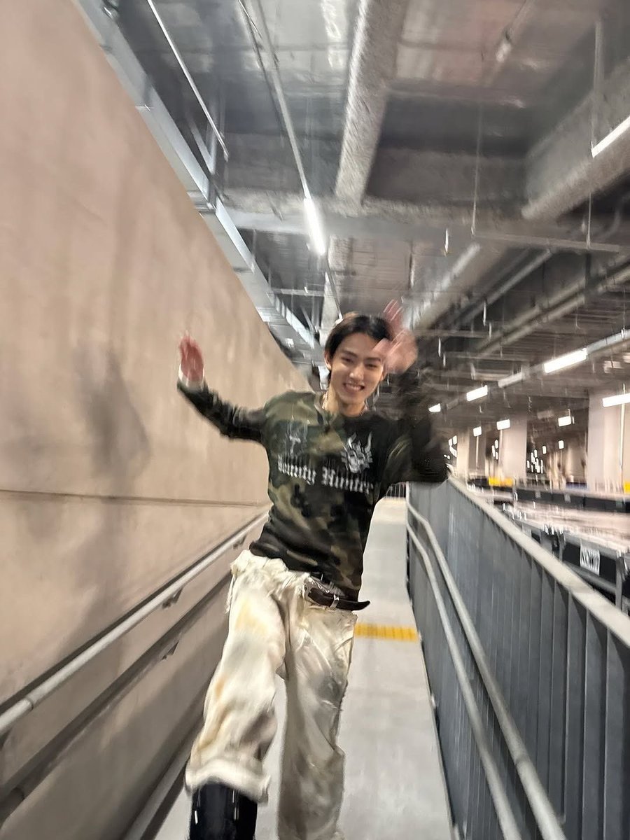 ihrteom's tweet photo. my favorite photo sequence of him he’s so silly https://t.co/qmcJYYwpqZ
