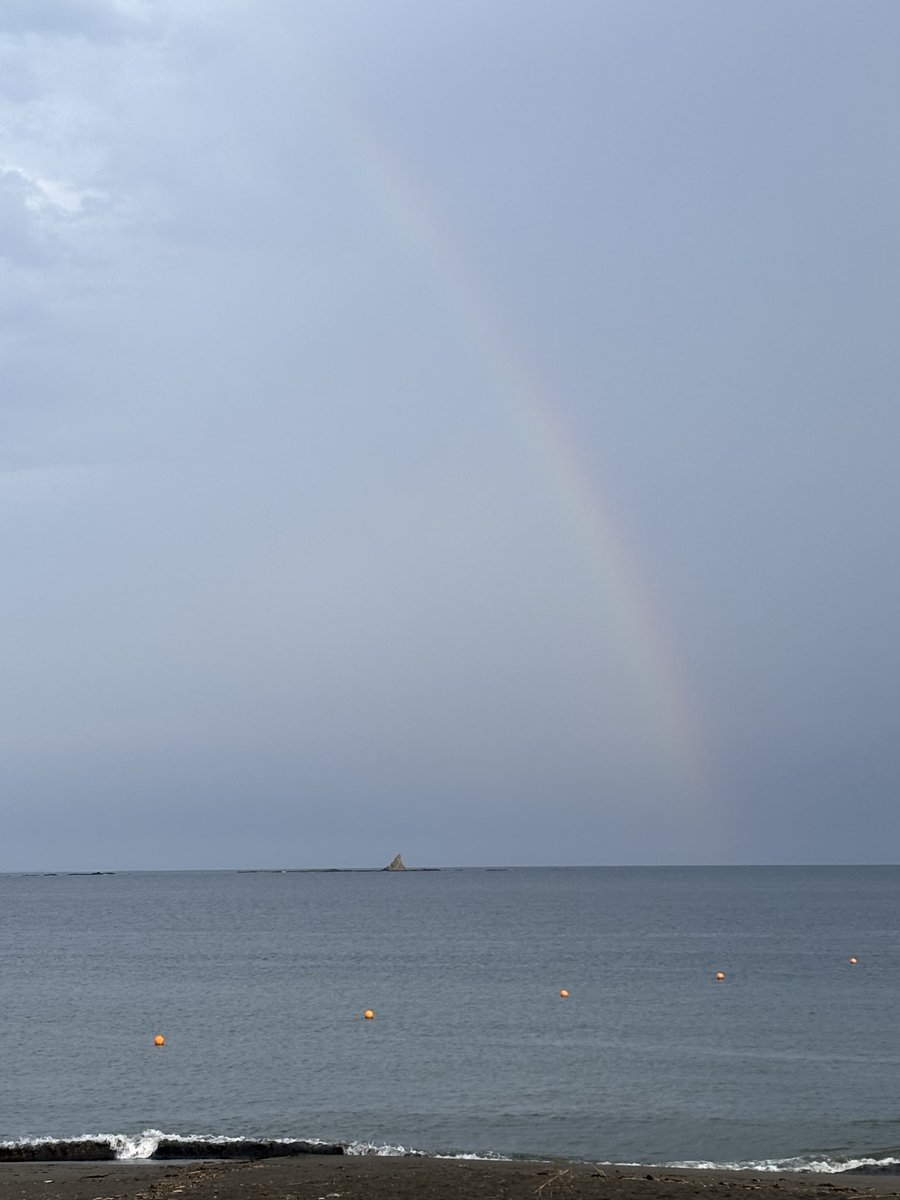 sb_chigasaki's tweet photo. 烏帽子岩に虹です🌈🏝️ https://t.co/ojabjJPDMB