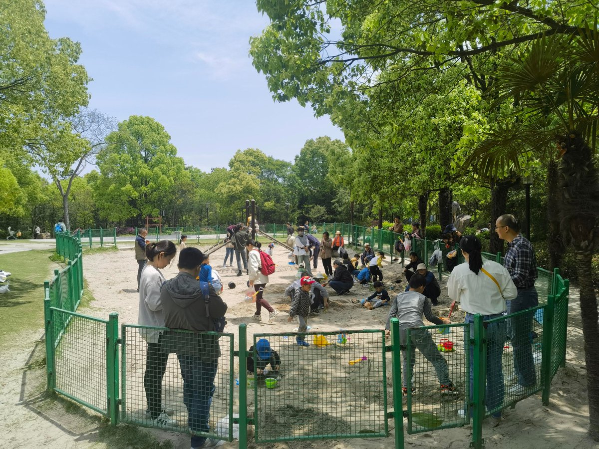 MiraRosecr8m's tweet photo. 今天打卡家附近新开的城市公园，绿树成片连河湾，慢悠悠走了半小时，风里全是春天的味道～ https://t.co/cRB8Lcp9Gj