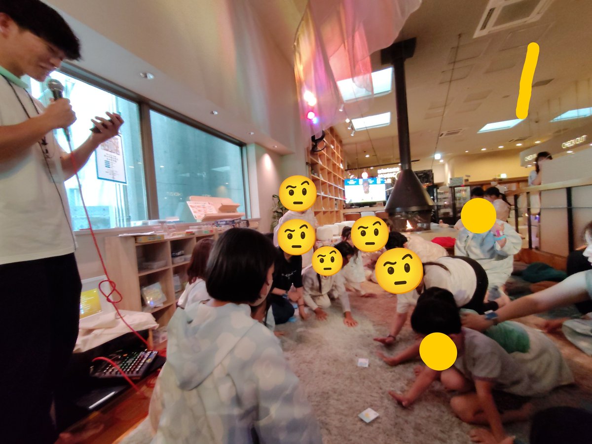 Tanaka4008's tweet photo. 始まる前に26人でカルタを囲んだ(囲めてない)時点で心折れた…💧
皆さんガチすぎて笑った😅
#utatane
#カルタ大会 https://t.co/uutJhvcItr