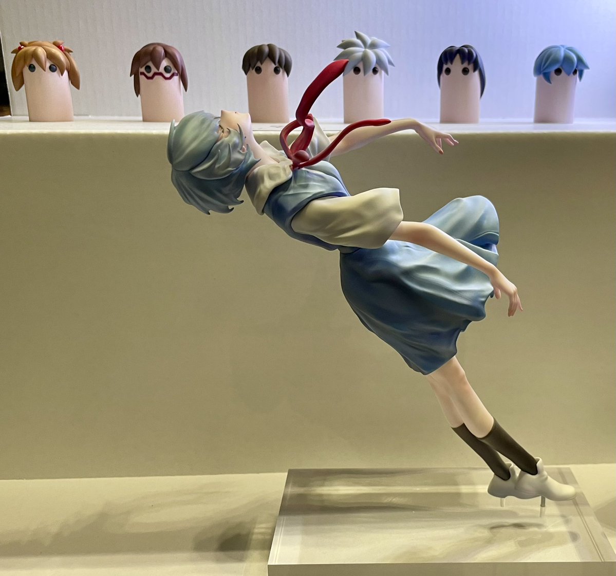 figfigmon's tweet photo. 浮遊感ある美しい造形なのに、展示に悪意あり過ぎてジワジワ来るw https://t.co/wIprYUCgqt