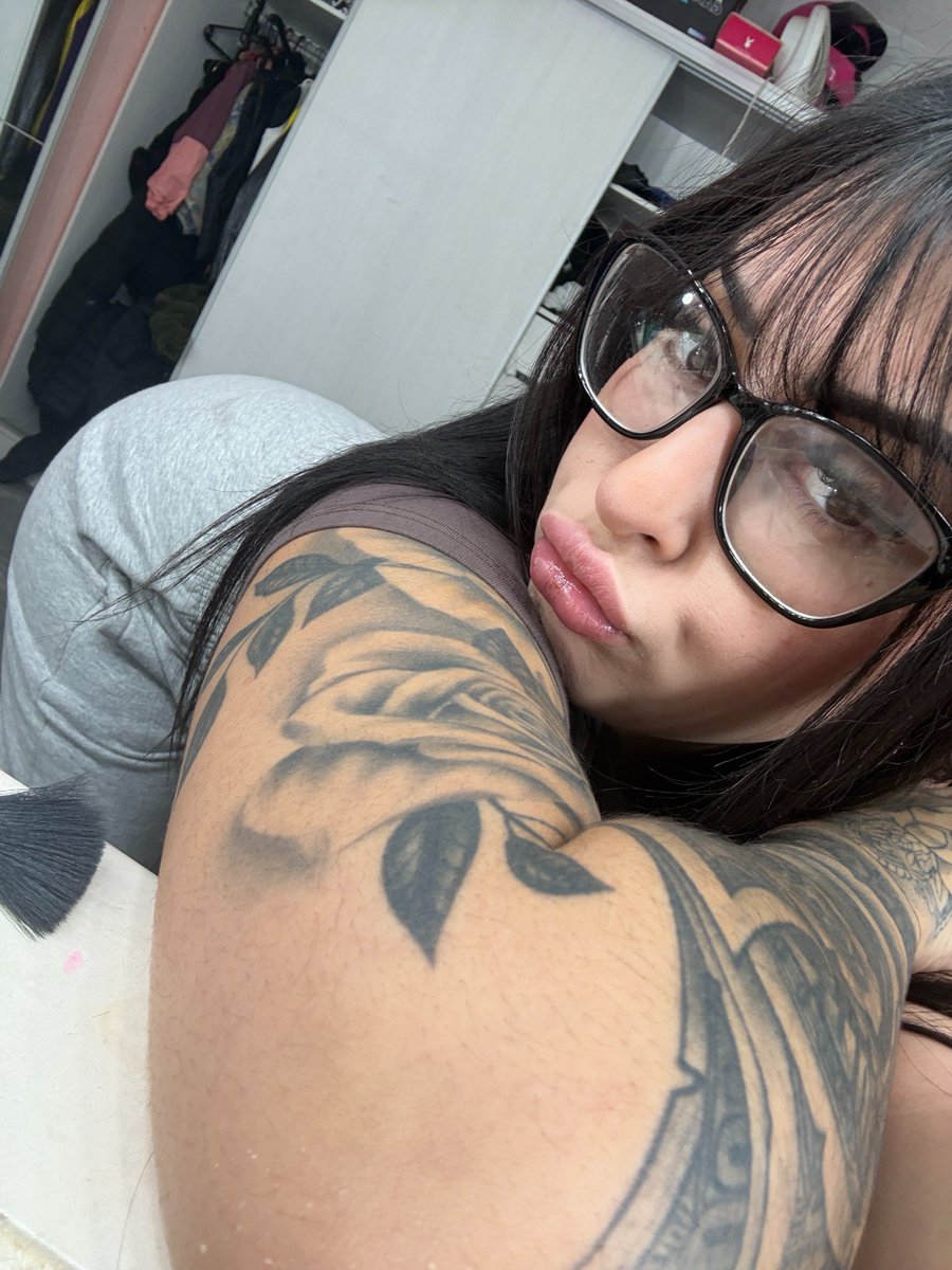 sexyannahxx's tweet photo. innocent eyes, but i deepthroat like a pornstar when i'm horny https://t.co/xWlbrCwGgt