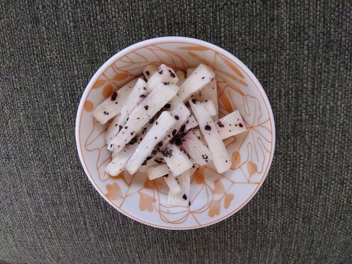 hsp_kampo's tweet photo. 猛暑で食欲が落ちていませんか。
そんな時におすすめの一品🥢

『山芋（長いも）のゆかり和え』
食べやすく切った山芋に、ゆかり、酢、お好みで塩や砂糖を入れて、できあがり✨

山芋は気を補い、しそは気を巡らしてくれます。
夏バテして、食欲がない時にどうぞ☺️

#養生ごはん #漢方 #HSP https://t.co/FFvzynY68d