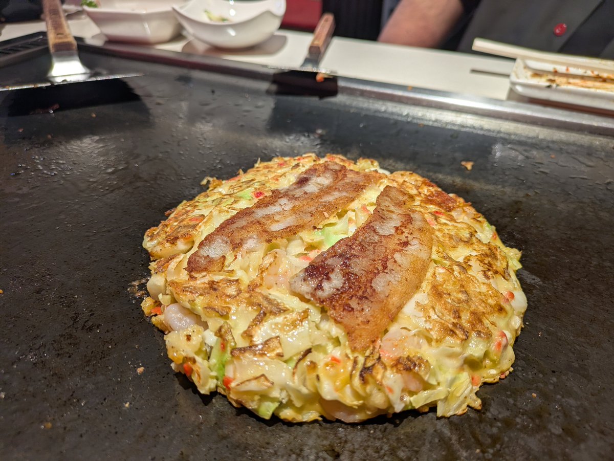 okawariplus's tweet photo. お好み焼食べる

ミックス玉、チーズ入り

中のチーズがトロケて美味い！ https://t.co/StJQllhi3E