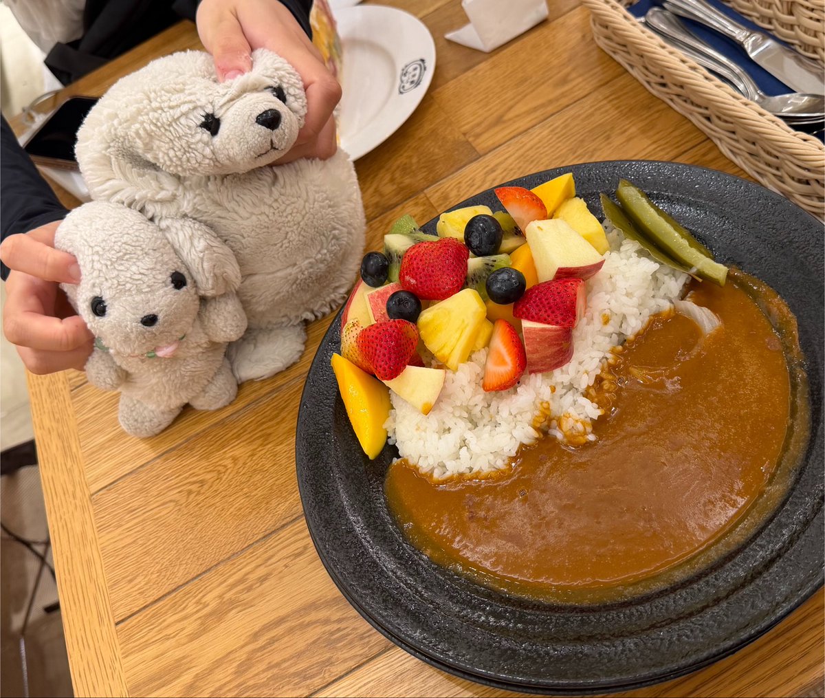 maruihamu's tweet photo. キモすぎるカレー、白い2人に見せてきた https://t.co/tSdFiIV7yM