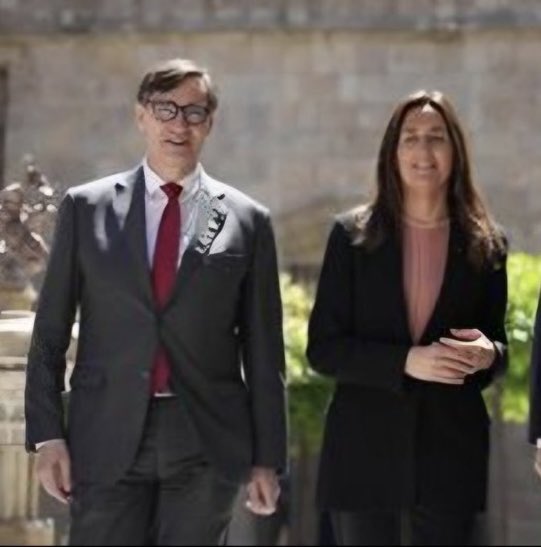 SergiMaranya's tweet photo. ATENCIÓ 11.05 h: Salvador Illa defensa Esther Niubó des del Vietnam i atribueix a una «qüestió tècnica» el fiasco de les proves PISA 2025.

👉🏻 El Govern va rebre l’avís al març, però no va voler fer pública la incidència fins al 24 de juliol: s’havia exclòs el 23,2% de la mostra, gairebé cinc vegades el màxim del 5% fixat per l’OCDE.

👉🏻 La consellera d’Educació i màxima responsable política de les proves PISA a Catalunya, compareixerà aquest dilluns al Parlament per intentar donar explicacions.

🤔 No és una simple incidència tècnica: és una demostració d’incompetència i un intent d’amagar el fiasco a l’opinió pública durant mesos. Esther Niubó ha de dimitir.