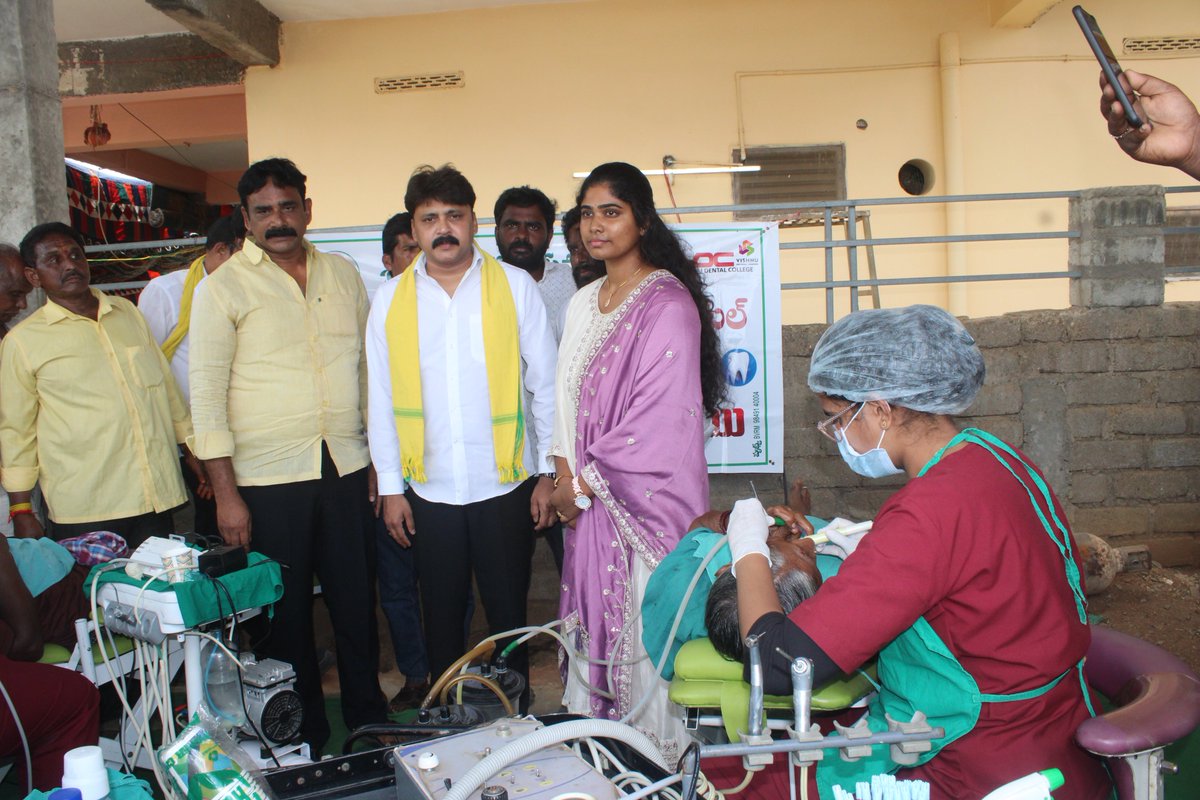 RoshanSonga's tweet photo. జంగారెడ్డిగూడెం మండలం తిరుమలపురం గ్రామంలో మాజీ టీడీపీ గ్రామ పార్టీ అధ్యక్షుడు, తెలుగుదేశం పార్టీ సీనియర్ నాయకులు స్వర్గీయ యాగంటి సుబ్రహ్మణ్యం గారి స్మారక విగ్రహాన్ని చింతలపూడి శాసనసభ్యులు శ్రీ సొంగా రోషన్ కుమార్ గారు ఆవిష్కరించారు.

ఈ సందర్భంగా స్వర్గీయ యాగంటి సుబ్రహ్మణ్యం గారి సేవలను స్మరించుకుంటూ ఘన నివాళులర్పించారు. పార్టీ బలోపేతానికి, గ్రామ అభివృద్ధికి ఆయన చేసిన సేవలు చిరస్మరణీయమని కొనియాడారు.

అలాగే, వారి జయంతి సందర్భంగా కేక్ కట్ చేసి స్వర్గీయ యాగంటి సుబ్రహ్మణ్యం గారికి ఘనంగా నివాళులర్పించారు. ఆయన ఆశయాలను స్ఫూర్తిగా తీసుకుని ప్రజాసేవలో ముందుకు సాగాలని ఈ సందర్భంగా పిలుపునిచ్చారు.

అనంతరం వారి కుటుంబ సభ్యులు ఏర్పాటు చేసిన ఉచిత వైద్య శిబిరాన్ని శాసనసభ్యులు ప్రారంభించి, ప్రజలు ఈ అవకాశాన్ని సద్వినియోగం చేసుకుని ఆరోగ్య పరీక్షలు చేయించుకోవాలని సూచించారు.

ఈ కార్యక్రమంలో స్థానిక కూటమి నాయకులు, తెలుగుదేశం పార్టీ నాయకులు, కార్యకర్తలు, గ్రామ పెద్దలు, యాగంటి సుబ్రహ్మణ్యం గారి కుటుంబ సభ్యులు మరియు గ్రామస్థులు పెద్ద సంఖ్యలో పాల్గొన్నారు.
