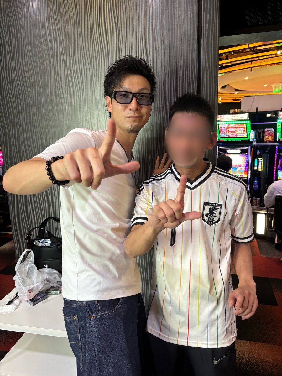 mr_tacchi's tweet photo. Mリーグの推しチームの渋谷ABEMASの松本吉弘選手に会いに難波のパチ屋に
��来季は本当見てて下さい！」ってめっちゃ気合い入っていた
ABEMASも松本選手もめっちゃ応援してます！
#Mリーグ
#渋谷ABEMAS
#松本吉弘 https://t.co/F9V6cH15sq