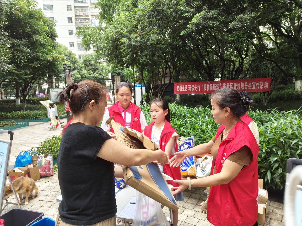 Cassaundraaqmy's tweet photo. 这周参与社区旧物置换志愿活动，帮居民整理分类、搭建摊位，看着大家用闲置换开心，这种小价值真暖心～， https://t.co/vpr3nulCc8