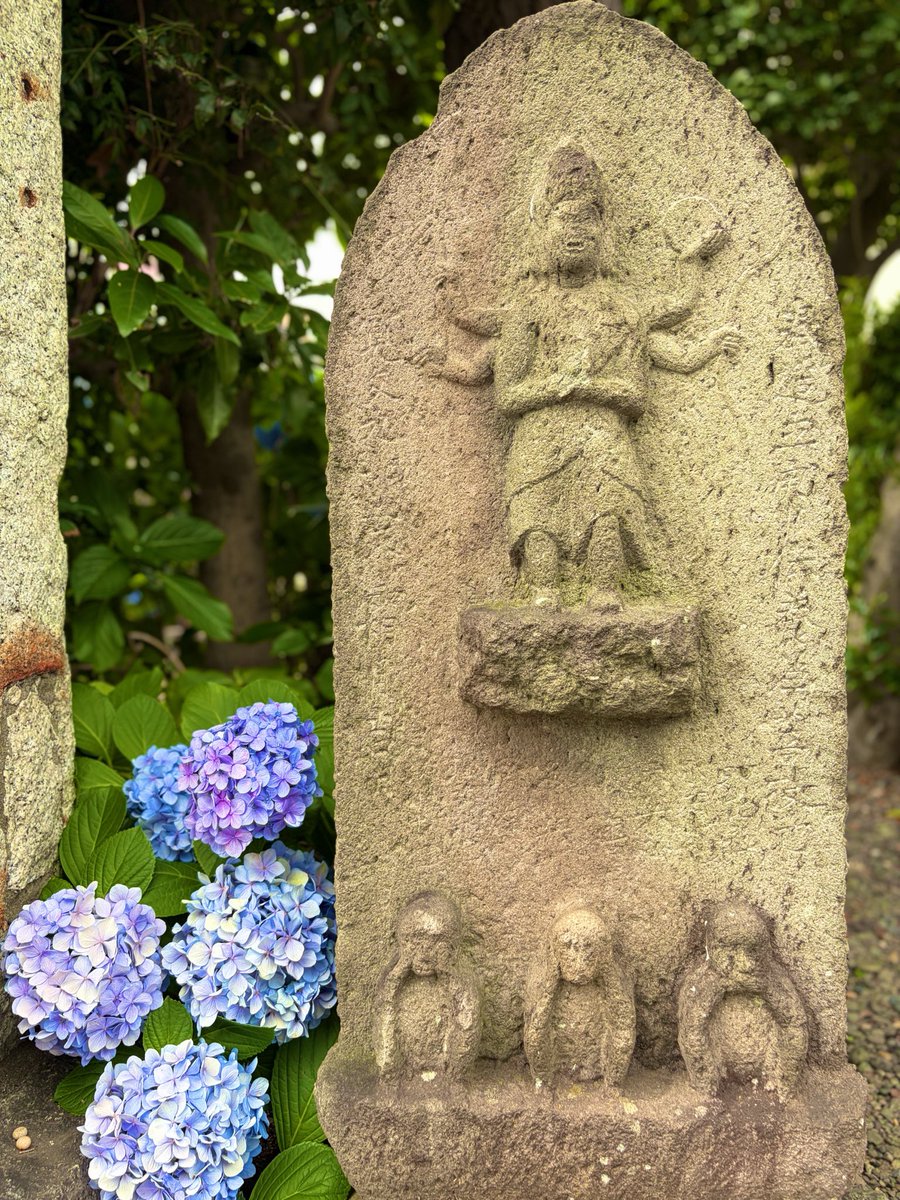283GOSHUIN's tweet photo. #横浜市 #高野山真言宗 #自性院 #御朱印
神奈川県横浜市にあります高野山真言宗の自性院さんです🙏
平安時代、善住上人が当地で地蔵菩薩像を刻み安置したのが開山と伝わります。
当初は善住山地蔵堂と称したが、平安末期���仁和寺から院号を賜り、久保山自性院地蔵寺と称するようになりました。
御朱印は2体頂き、どちらもとても迫力があります。
写経納経者限定の御朱印もある様です🙇‍♂️🙇‍♂️