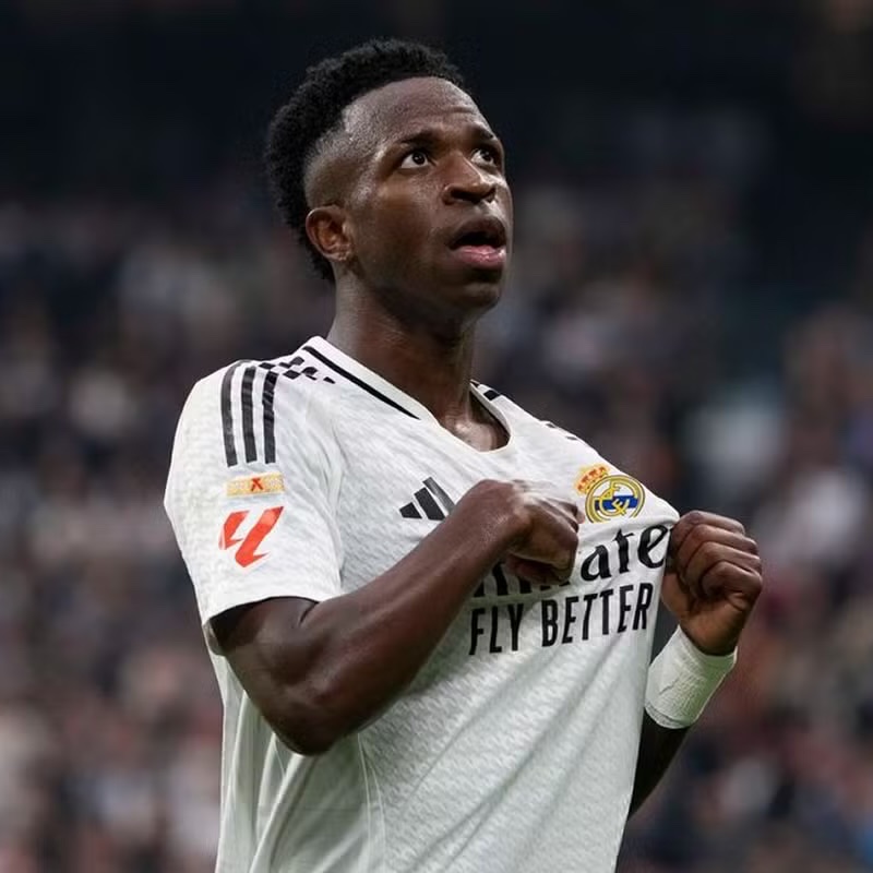 goalsside's tweet photo. 🚨🚨| NEW: Vinicius Jr wants to 𝐒𝐓𝐀𝐘 at Real Madrid, per sources close to the player.

His entourage insists a contract extension is his priority. Real Madrid have not ruled out a renewal this coming season. ✍️🇧🇷

[@JorgeCPicon] https://t.co/JkKxKQKu7s