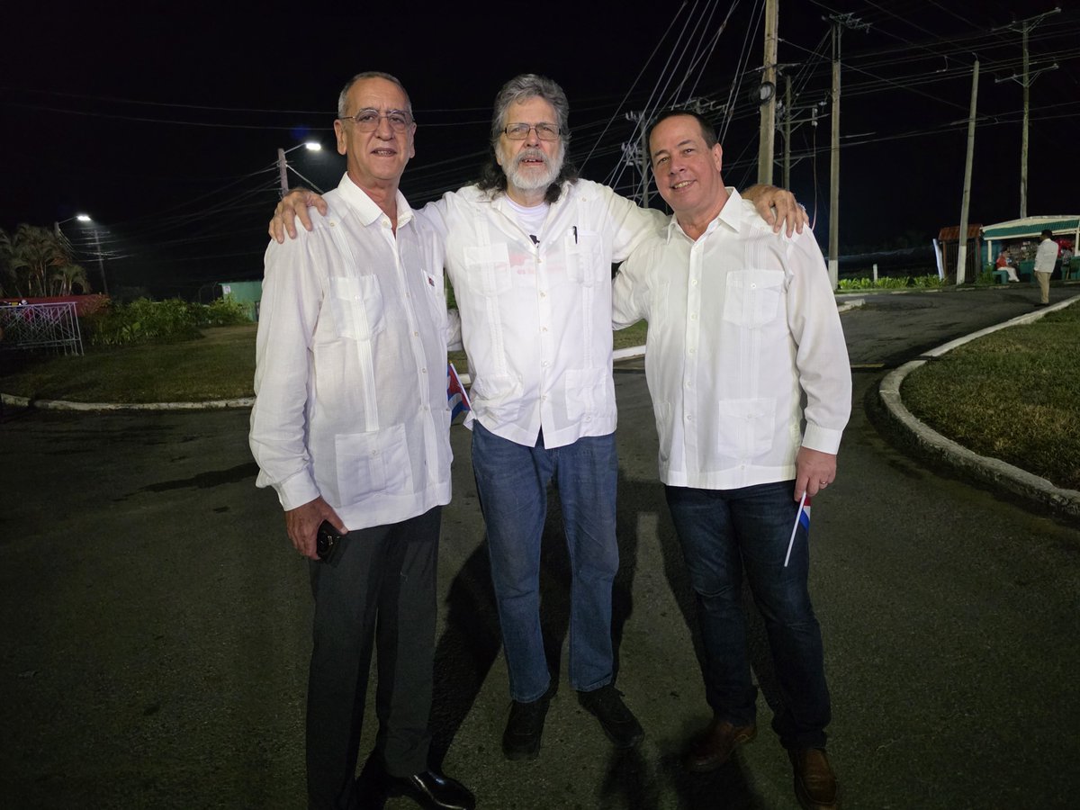 AbelPrieto11's tweet photo. En #PinardelRío, antes del acto, c/2 pinareños imprescindibles: Joaquín y José Ángel. El abominable Marco Rubio, obsesionado x liquidar la cooperación médica cubana, incluyó a José Ángel en la lista d "sancionados" x el Imperio. No pasarán!!! Médicos y no.bombas!!!

#PinarEn26 https://t.co/DT7ZDOmmGp