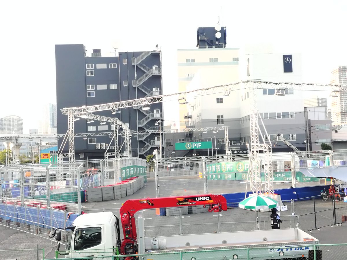 Feiron08's tweet photo. 最強観戦エリア見付けた。
ココ立ち見はOKらしい。
テクニカルエリア好きの自分にはたまらんですたい🤩🤩🤩

#フォーミュラe
#お台場 https://t.co/t0rpsOE55P