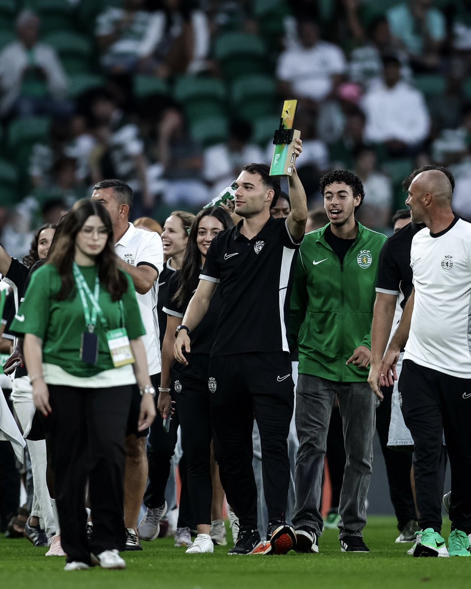 SCPModalidades's tweet photo. Os Leões e Leoas, do #AtletismoSCP, foram ontem aplaudidos em pleno relvado 👏 após exibirem as mais recentes conquistas 🏆💚 https://t.co/YmZ4jHknLe