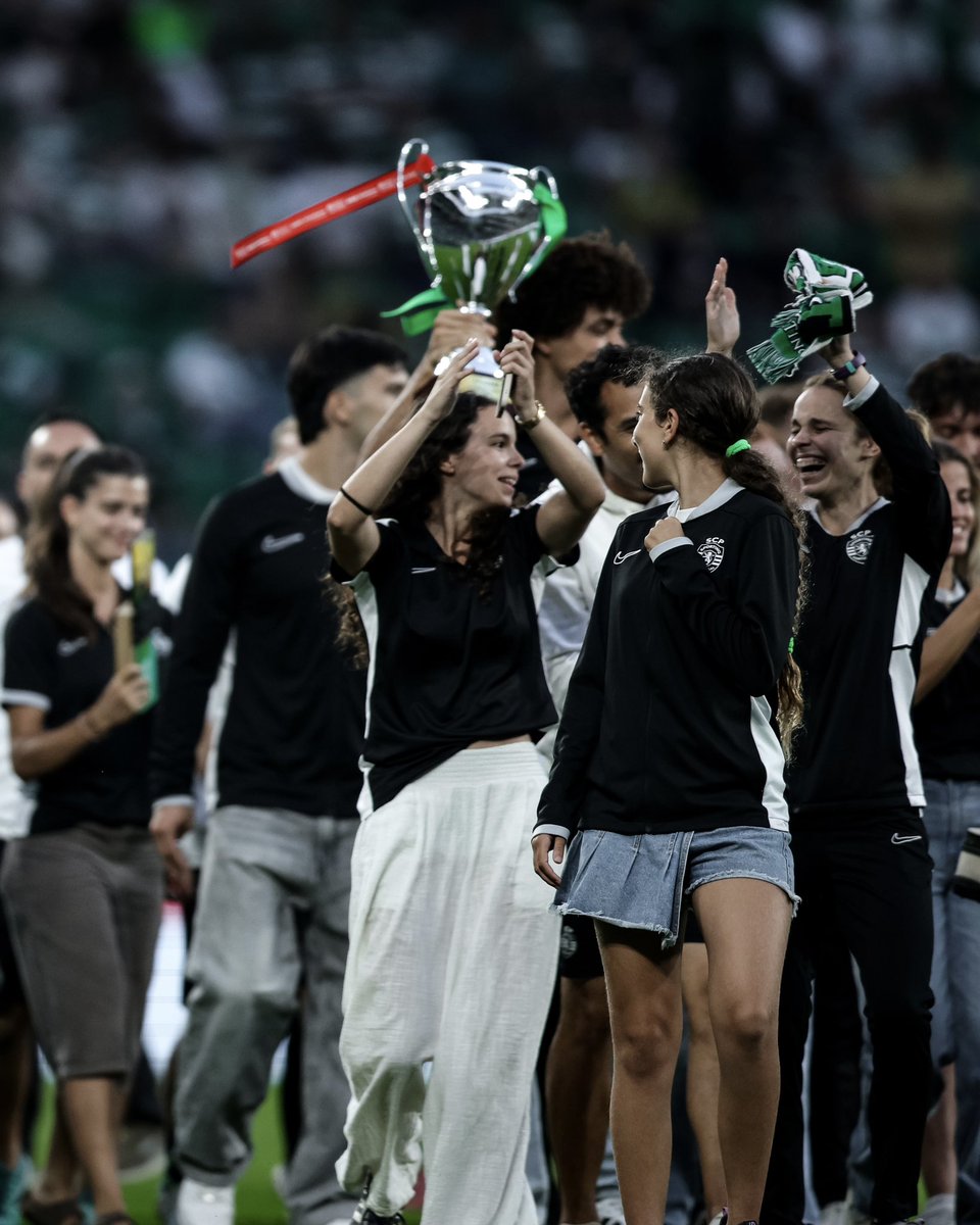 SCPModalidades's tweet photo. Os Leões e Leoas, do #AtletismoSCP, foram ontem aplaudidos em pleno relvado 👏 após exibirem as mais recentes conquistas 🏆💚 https://t.co/YmZ4jHknLe