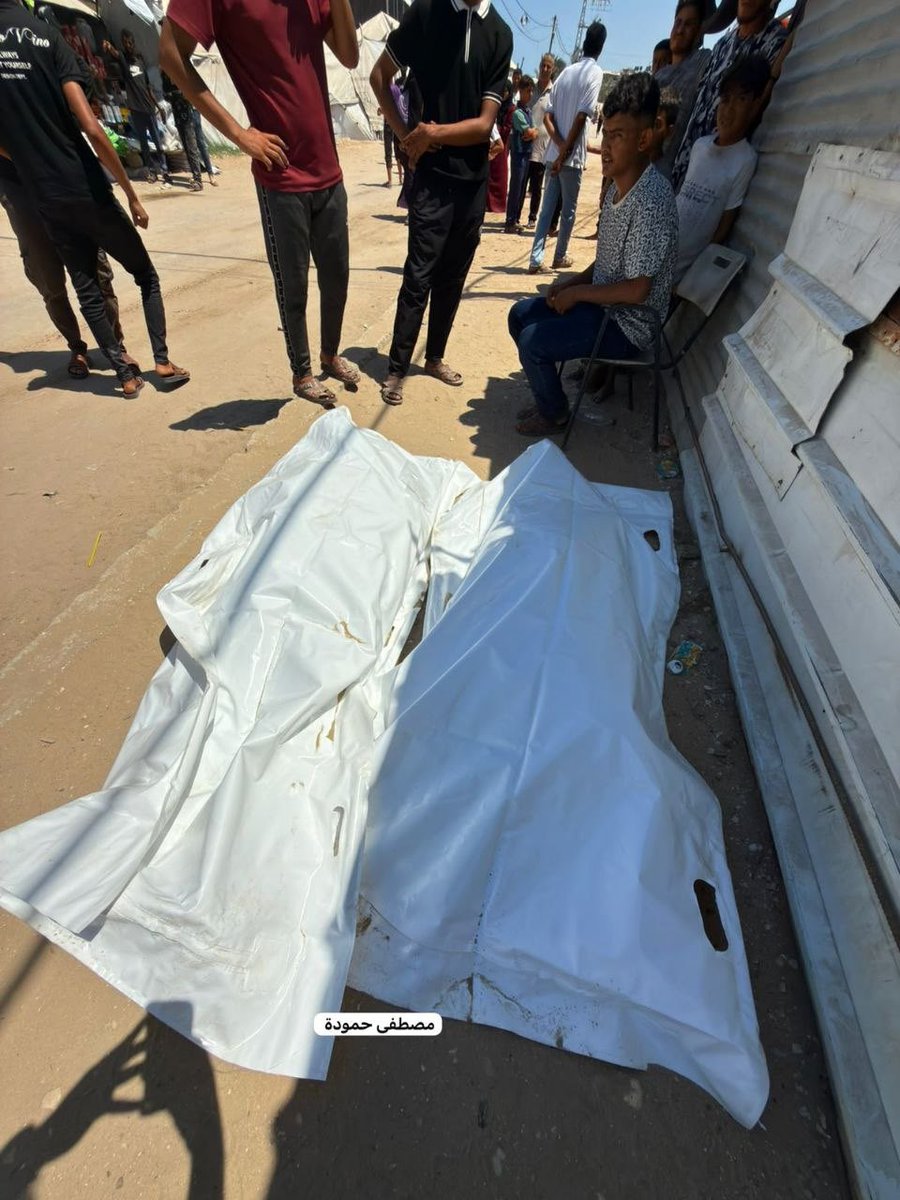 dn_osama_rabee's tweet photo. Two martyrs and several others were injured after an Israeli strike targeted a civilian vehicle north of Al-Matahin Street in Deir al-Balah. https://t.co/sSDm8MU4eT
