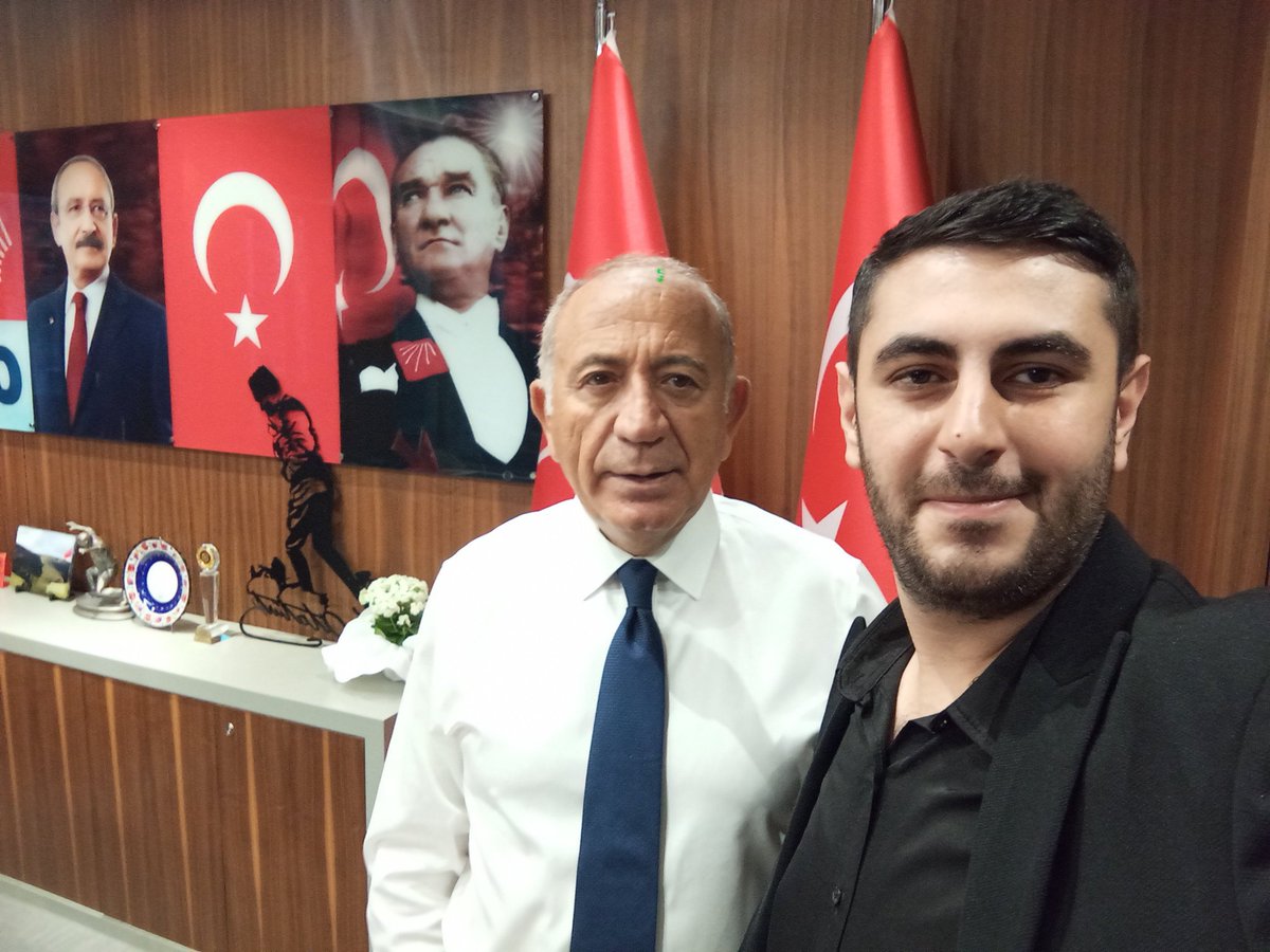 sivribaz85's tweet photo. Cumhuriyet Halk Partisi'nin gençlik yapılanmasının bugün geldiği noktada, ciddi bir yenilenmeye, güçlü bir iradeye ve sahayı yeniden ayağa kaldıracak kararlı bir anlayışa ihtiyacı vardır. Bu yapıyı bulunduğu yerden kaldırıp yeniden güçlü bir temele oturtacak genç iradenin Batuhan Güven olduğuna inanıyorum.
Çözüm odaklı yaklaşımı, gençliğe dair ortaya koyduğu fikirleri ve sorunlara karşı geliştirdiği somut çözüm yollarıyla Batuhan Güven'in, destekçileri ve yol gösteren büyüklerimizin tecrübesiyle gençlik örgütlenmesinin temelini yeniden sağlamlaştıracağına inanıyorum.
İstanbul İl Başkanımız Sayın Gürsel Tekin'in desteğini de arkasına alan Batuhan Güven'in, CHP gençliğinin yeniden ayağa kalkması ve hak ettiği güçlü yapıya kavuşması için önemli bir sorumluluğu üstlenmeye hazır olduğunu görüyorum.
Artık söz değil, icraat; makam değil, sorumluluk; kişisel hesaplar değil, örgütün geleceği önemlidir. CHP gençliğinin geleceğine inanan, değişim ve yeniden yapılanma iradesini savunan herkesi Batuhan Güven'in yanında durmaya davet ediyorum. Bu enkazı kaldıracak irade, gençliğin kararlı ve cesur ellerindedir.
@kilicdarogluk @gurseltekin34 @demirdenizchp @herkesicinCHP @mansuriscel @ChpBatuhanGvn