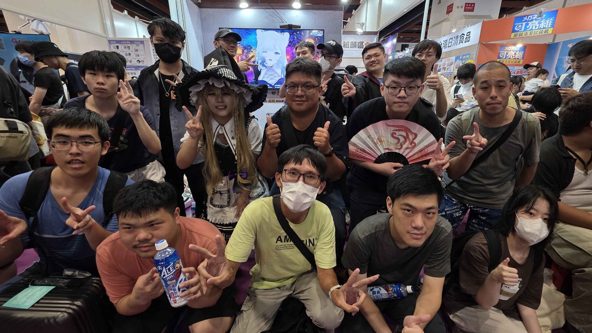 Nayuki_Vivy's tweet photo. 今天天的台北動漫展見面會
謝謝每一位特地來找薇薇的豹崽子
從外縣市趕來，還是只是路過停下來和我說一句「薇薇加油，或是打招呼」，我都偷偷放進心裡珍藏了。
每次見到大家，都會發現原來螢幕另一端的你們，是這麼溫柔、這麼可愛。 那些短短幾分鐘的相遇，對我來說都很珍貴。
其實每一次線下活動，我都還是會有點緊張。 會擔心自己有沒有好好跟大家聊天，有沒有讓每個人都感受到我的心意。 如果有哪裡沒做到最好，希望下次見面的時候，我可以做得更好一點。
真的很謝謝你們願意把寶貴的時間留給我，也謝謝你們一路陪著ViVy慢慢長大。
希望下次見面的時候，我們都變成了更好的自己。 也希望在那之前，直播裡、歌聲裡、還有每一天我都能繼續陪著你們。
辛苦大家啦！ 回家記得好好休息、多喝水，也要注意安全哦～
謝謝你們讓這場夏天，留下了一場最溫柔的雪。🤍❄️

感謝大家今天來玩！！
期待每次與你們的相見~❤️❤️