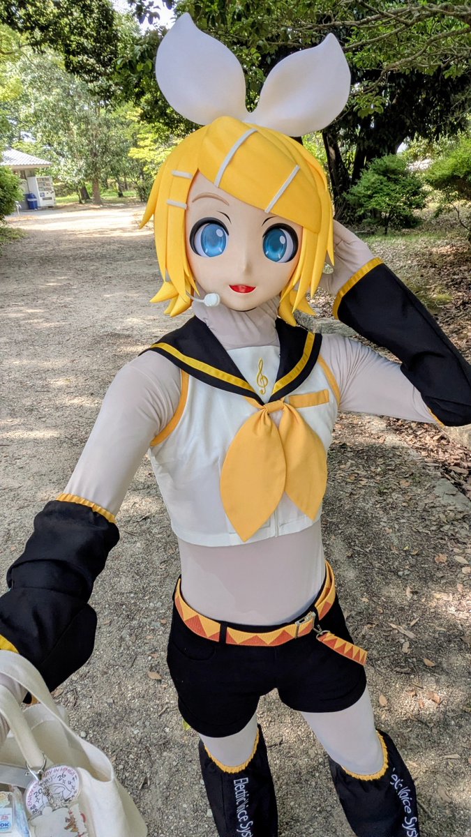 KirarinWONDER's tweet photo. こちらは何の変哲も無い、リンちゃんの自撮り写真。

………お分かり戴けただろうか??
首元とお腹の部分をご覧戴きたい。

ｷｬｰｰｰｰｰｰｰｰｰｰｰｰｰｰｰｰｰｰｰｰ!!
完全にクッキリ色の境目が出来とる！！

後から見返してマジでビックリしたわ。
肌タイ2枚着てても突き抜けてくんのね。 https://t.co/SFDo0sC7nB