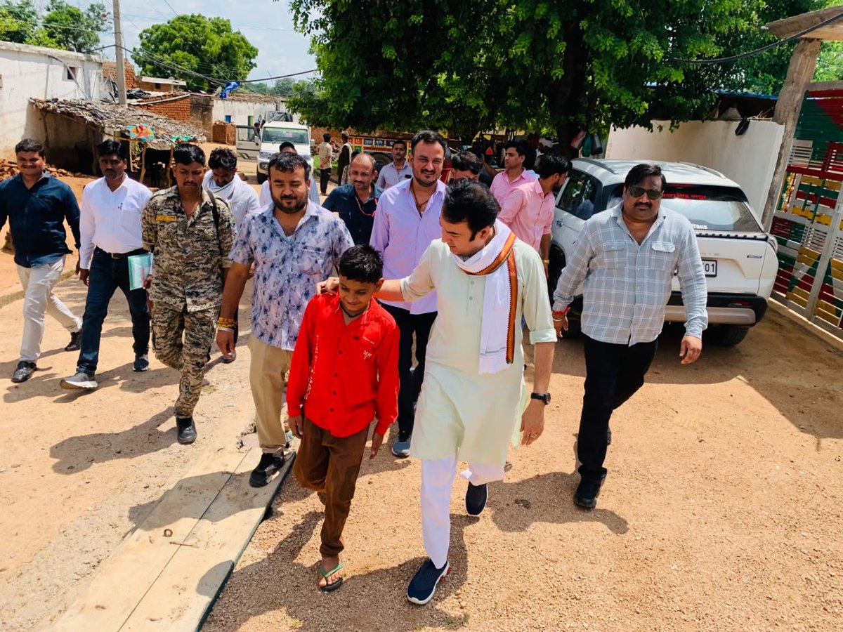 NeetuBhaiyaINC's tweet photo. आज दतिया विधानसभा उपचुनाव के अंतर्गत ग्राम सतलौंन, महाराजपुर, पठार खिरक एवं कुईया खिरक में कांग्रेस पार्टी के अधिकृत प्रत्याशी श्री घनश्याम सिंह जी के समर्थन में जनसंपर्क कर आत्मीयजनों से मुलाकात कर उनका स्नेह, विश्वास एवं आशीर्वाद प्राप्त किया।

जनता का उत्साह, अपार समर्थन और परिवर्तन का दृढ़ संकल्प स्पष्ट रूप से दिखाई दे रहा है।

@INCIndia @INCMP @RahulGandhi @Barmer_Harish @OfficeOfKNath @jitupatwari @UmangSinghar @ASinghINC